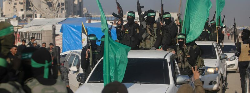 Menschenmenge begrüßt bewaffnete Mitglieder der Terrororganisationen Hamas und Islamischer Dschihad.  - Foto: Jehad Alshrafi/AP/dpa