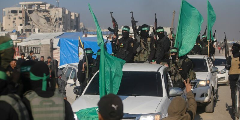 Menschenmenge begrüßt bewaffnete Mitglieder der Terrororganisationen Hamas und Islamischer Dschihad.  - Foto: Jehad Alshrafi/AP/dpa