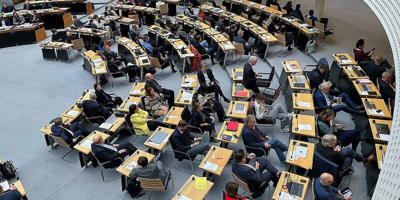 Berliner Abgeordnete wenden AfD-Redner den Rücken zu - Foto: über dts Nachrichtenagentur