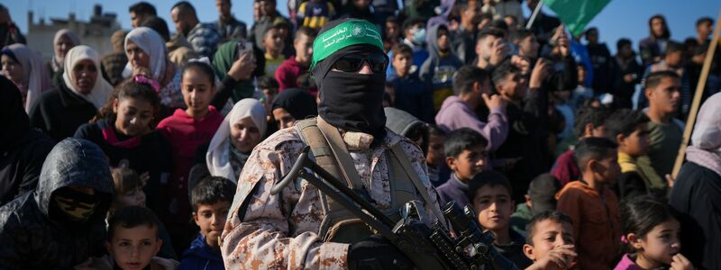 Menschenmenge begrüßt bewaffnete Mitglieder der Terrororganisationen Hamas und Islamischer Dschihad.  - Foto: Abdel Kareem Hana/AP/dpa