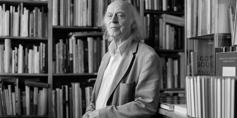 Der durch Tiktok und Instagram bekannte Antiquar und Literaturkenner Klaus Willbrand ist im Alter von 83 Jahren gestorben (Archivbild). - Foto: Rolf Vennenbernd/dpa