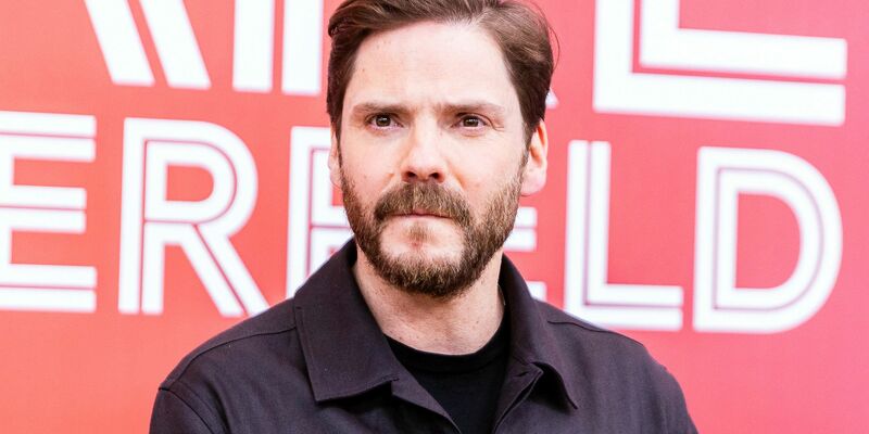 Daniel Brühl gehört zu den zahlreichen Prominenten, die einen offenen Brief an CDU-Chef Friedrich Merz, die Abgeordneten von Union, FDP und BSW verfasst haben. (Archivbild) - Foto: Carsten Koall/dpa