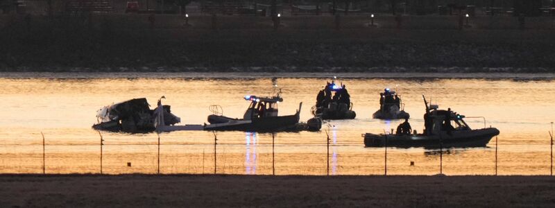 Einsatzkräfte suchen nach den Opfern.  - Foto: Mark Schiefelbein/AP/dpa