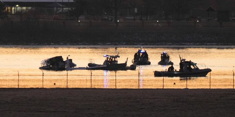 Der Rumpf des Passagierfliegers zerbrach ersten Ermittlungen zufolge in drei Teile.  - Foto: Mark Schiefelbein/AP/dpa