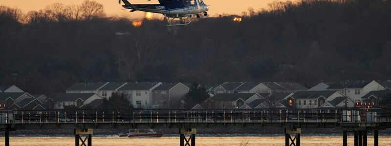 Such- und Rettungsmaßnahmen sind am frühen Donnerstagmorgen im Potomac River unterwegs - im Hintergrund das Kapitol. - Foto: Carolyn Kaster/AP/dpa