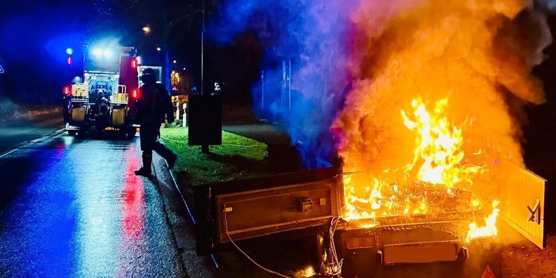 FW Neukirchen-Vluyn: Brennender Blitzeranhänger in Neukirchen-Vluyn - Foto: presseportal.de