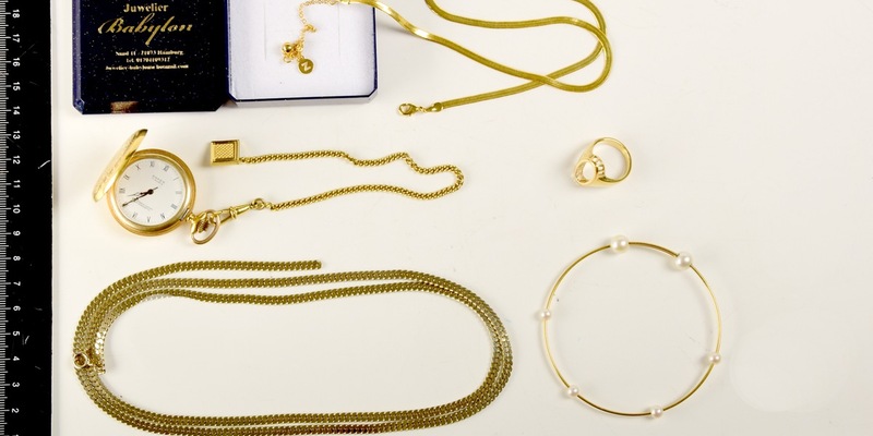 POL-LG: ++ Über Terrassentür in Einfamilienhaus - Schmuck entwendet ++ Schmuck und Armbanduhren sichergestellt ++ Transporter aufgebrochen - Werkzeuge entwendet ++ Brand eines Einfamilienhauses ++ - Foto: presseportal.de