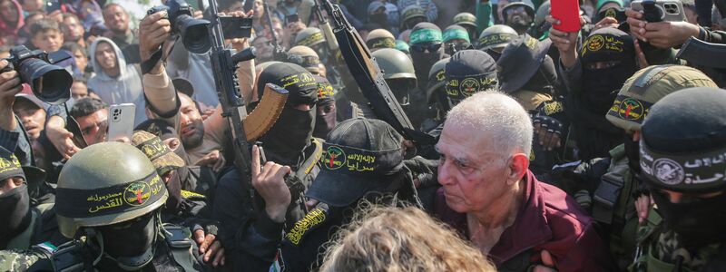 Der Deutsch-Israeli Gadi Moses bei der Übergabe im Gazastreifen. - Foto: Jehad Alshrafi/AP/dpa