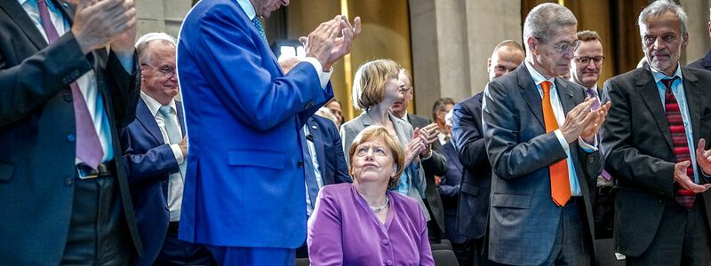 Das Verhältnis von Merkel und Merz gilt als belastet. (Archivbild) - Foto: Kay Nietfeld/dpa