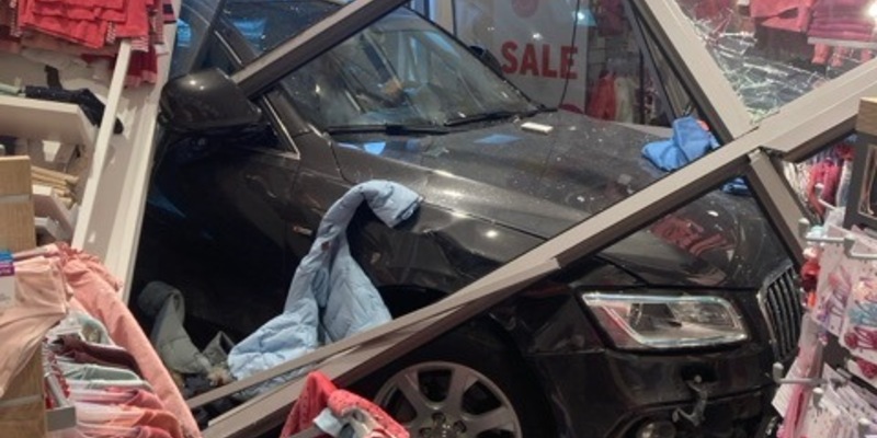 POL-CUX: Verkehrsunfall in Beverstedt - Seniorin verwechselt offenbar Gas und Bremse und fährt in Ladenzeile - glücklicherweise keine Verletzten (Fotos im Anhang) - Foto: presseportal.de