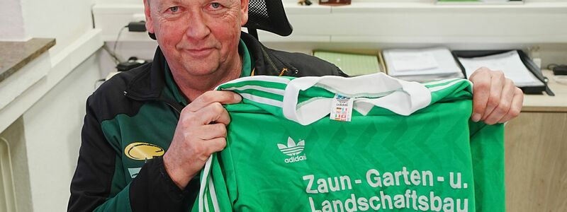 Der Heinsberger Firmenchef Manfred Fell und das berühmte Trikot. - Foto: Thomas Frey/dpa