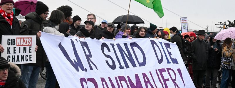 Demonstranten in Düsseldorf protestieren gegen die Abstimmung der Union mit der AfD. - Foto: Roberto Pfeil/dpa