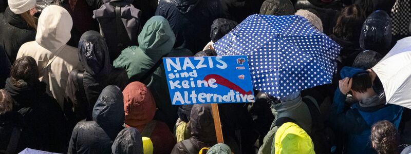 Auch in Hannover gehen Menschen auf die Straße. - Foto: Michael Matthey/dpa