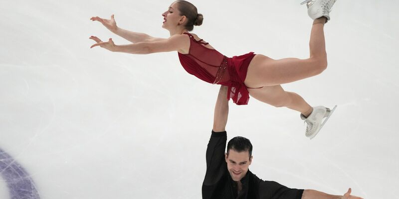 Nikita Wolodin (l) und Minerva Hase hielten dem Favoritendruck stand. - Foto: Sergei Grits/AP/dpa