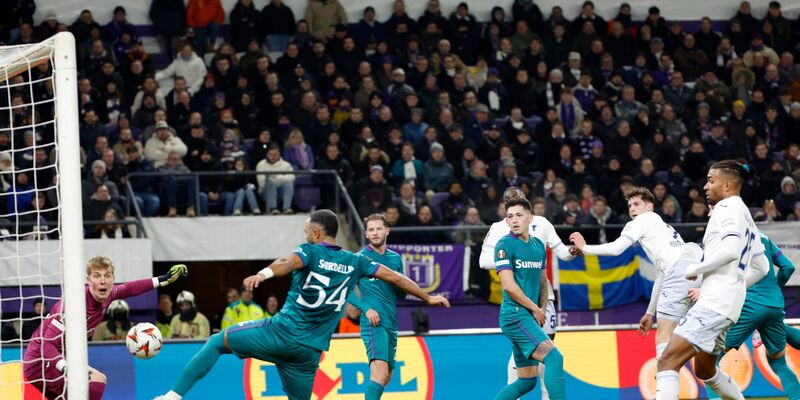 Anderlecht und Torschütze Luis Vazquez jubeln - Foto: Geert Vanden Wijngaert/AP/dpa