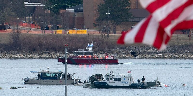 Nach dem Flugzeugunglück in Washington gehen Ermittler der Behörde NTSB widersprüchlichen Angaben zur Flughöhe der beteiligten Maschinen nach. - Foto: Jose Luis Magana/AP/dpa