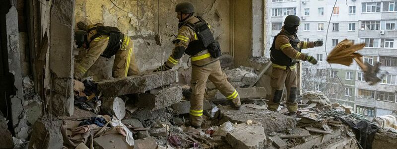 Nach dem russischen Drohnentreffer in Sumy werden mindestens neuen Tote gezählt.  - Foto: Uncredited/Ukrainian Emergency Service/AP/dpa