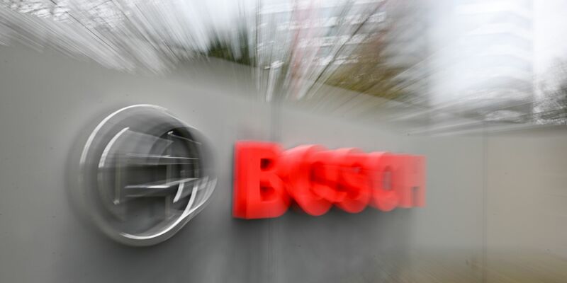 Im Frühjahr 2024 hatten Tausende Bosch-Mitarbeiter gegen Jobstreichungen protestiert. Weitere Abbauprogramme sind nicht ausgeschlossen. (Archivbild) - Foto: Bernd Weißbrod/dpa