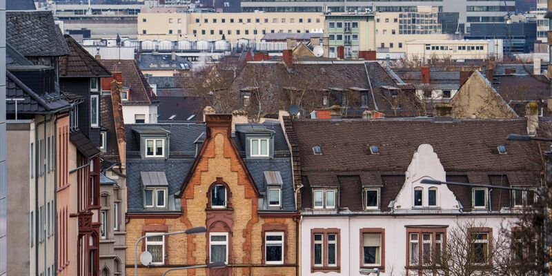 Nach einem Einbruch im Vorjahr sind die Immobilien-Investitionen im vergangenen Jahr nach Hochrechnungen des Branchenverbands IVD wieder gestiegen. (Symbolbild) - Foto: Andreas Arnold/dpa