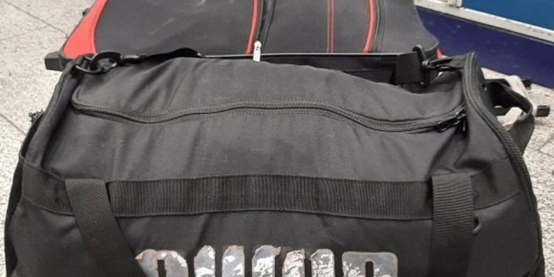 BPOLI EF: Nicht zuzuordnendes Gepäckstück ruft Sprengstoffsuchhund auf den Plan - Foto: presseportal.de