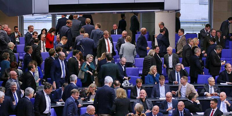 Bundestagsabgeordnete verlassen den Plenarsaal am 31.01.2025 - Foto: über dts Nachrichtenagentur