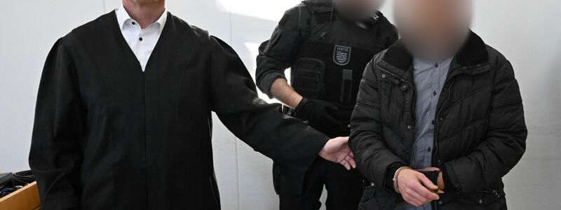 Der verurteilte 37-Jährige (r) wird im Landgericht Chemnitz neben seinem Verteidiger Jörg Neuber (l) vorgeführt. (Archivbild) - Foto: Hendrik Schmidt/dpa