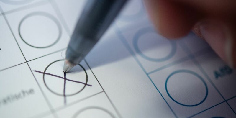 Wählerinnen und Wähler können am 23. Februar ihre Stimme abgeben. (Symbolbild) - Foto: Sebastian Gollnow/dpa