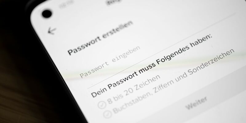 Nutzt man ein Passwort mehrfach, könnten Cyberkriminelle bei einem Datenleck Zugriff auf mehrere Konten bekommen. (Symbolbild) - Foto: Fabian Sommer/dpa/dpa-tmn