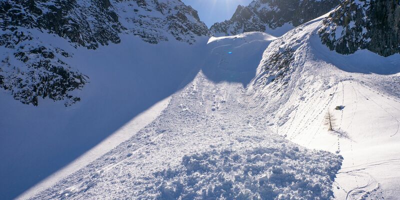 Trotz Lawinensuchgeräten am Körper kam für die Niederländer jede Hilfe zu spät (Symbolbild) - Foto: Maxime Schmid/Keystone/dpa
