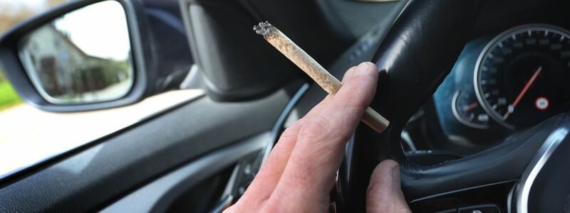 Wer Cannabis geraucht und Alkohol getrunken hat, soll kein Auto mehr fahren dürfen. (Symbolbild) - Foto: Karl-Josef Hildenbrand/dpa