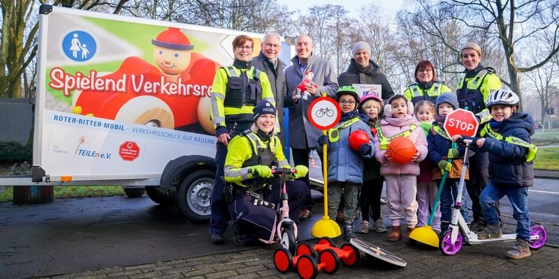 POL-GE: Zukünftig mit Dreirad und Laufroller im Einsatz/Verein TEILEn e.V. und Aktion Kinder-Unfallhilfe e.V. übergeben Roter Ritter-Mobil an die Polizei Gelsenkirchen - Foto: presseportal.de