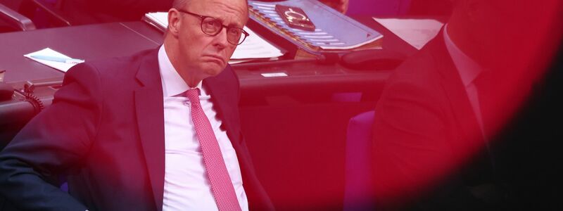 Friedrich Merz (CDU), Kanzlerkandidat der Union, muss sich von der SPD anhören, er sei nicht fähig, auf Augenhöhe zu verhandeln, sondern wolle die anderen Fraktionen erpressen, damit sie seine Vorschläge zur Migrationspolitik unverändert abnicken.  - Foto: Hannes P. Albert/dpa