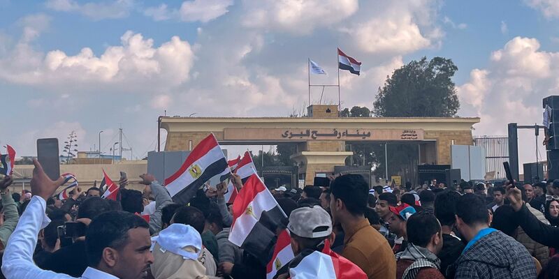 Erste Hilfslieferungen im großen Stil haben erstmals seit Monaten den Gazastreifen erreicht, nachdem Israel Militär eine zeitlich und örtlich begrenzte Feuerpause angekündigt hatte.  - Foto: Mohammed Arafat/AP/dpa