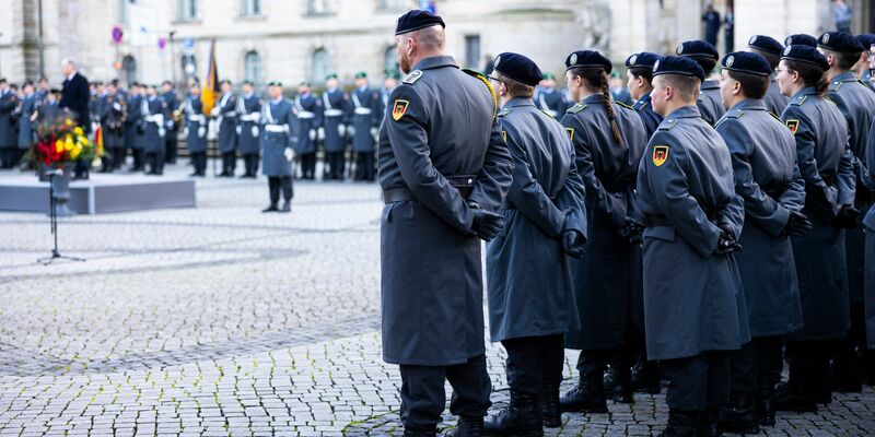 Die Bundeswehr soll gestärkt werden - muss aber mit weniger Soldaten auskommen. - Foto: Michael Matthey/dpa