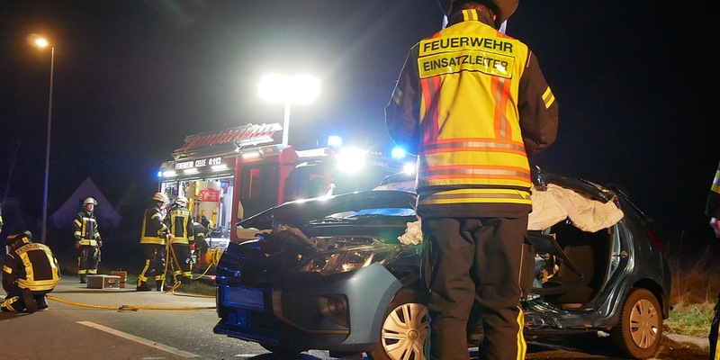 FW Celle: Verkehrsunfall - eine Person im Fahrzeug eingeschlossen - Foto: presseportal.de