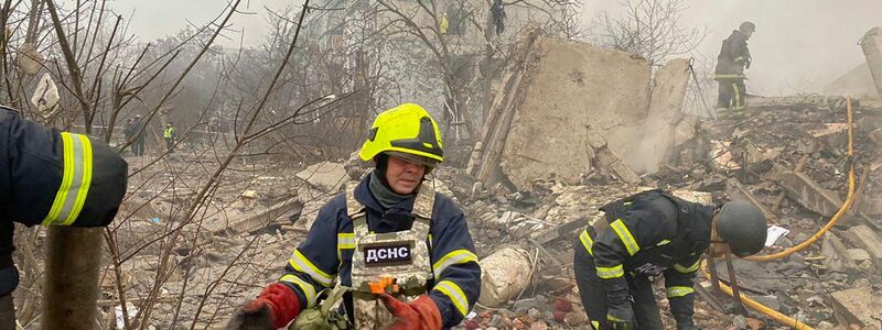 Der Raketenangriff auf Poltawa tötete etliche Menschen. - Foto: Uncredited/Ukrainian Emergency Service/AP/dpa