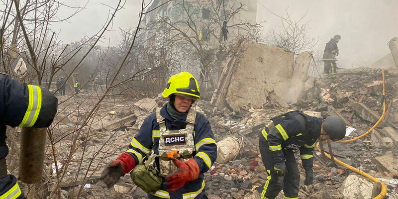 Russland hat mit neuen Luftangriffen auf ukrainische Städte, darunter Poltawa, Tod und Zerstörung gebracht. - Foto: Uncredited/Ukrainian Emergency Service/AP/dpa