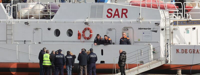 Ein Schiff der italienischen Küstenwache bringt eine Gruppe von 43 Migranten aus Albanien nach Italien. (Archivbild) - Foto: Vlasov Sulaj/AP/dpa