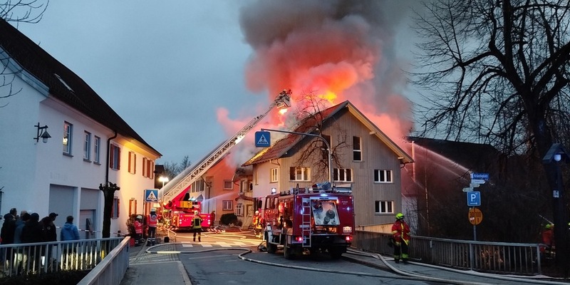 LRA-Ravensburg: Gebäudebrand am Freitagnachmittag, im Ortskern von Amtzell, sorgt für Großaufgebot von Feuerwehren aus Amtzell, Wangen, Leutkirch und Baindt - Foto: presseportal.de
