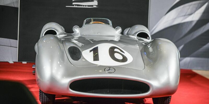 Nicht gerade günstig, aber dennoch bei weitem nicht das teuerste Auto der Welt: Ein seltener «Silberpfeil» aus dem Jahr 1954 ist in Stuttgart für 46,5 Millionen Euro versteigert worden. - Foto: Jason Tschepljakow/dpa