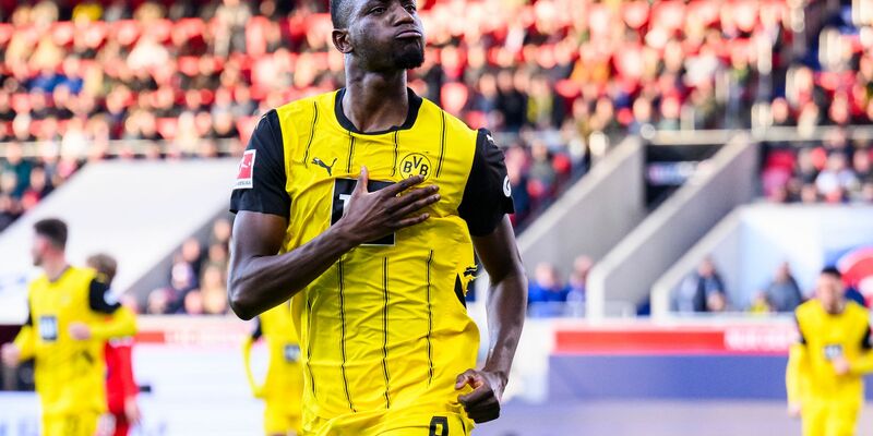 Einer der Dortmunder Aktivposten: Jamie Gittens (l.) im Duell mit Omar Traoré. - Foto: Tom Weller/dpa