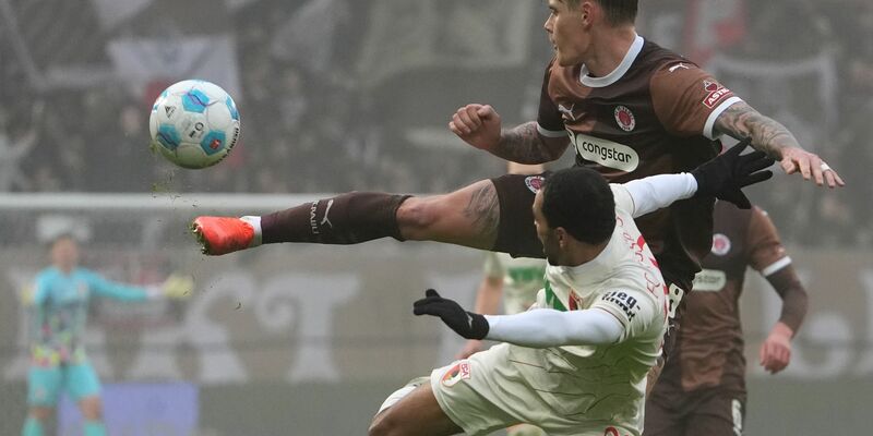 Schiedsrichter Tobias Reichel in Aktion. - Foto: Marcus Brandt/dpa