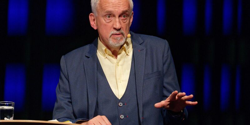 Der dänische Bestseller-Autor Jussi Adler-Olsen ist an Knochenmarkkrebs erkrankt. (Archivbild) - Foto: Henning Kaiser/dpa