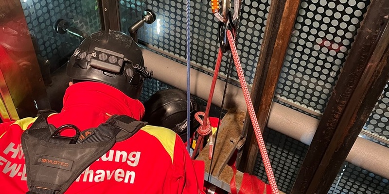 FW Bremerhaven: Höhenretter der Feuerwehr befreien drei Jugendliche aus feststeckendem Aufzug - Foto: presseportal.de