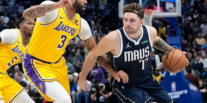 Anthony Davis (links) von den Los Angeles Lakers und Luka Don?i? von den Dallas Mavericks tauschen wohl die Teams. - Foto: LM Otero/AP