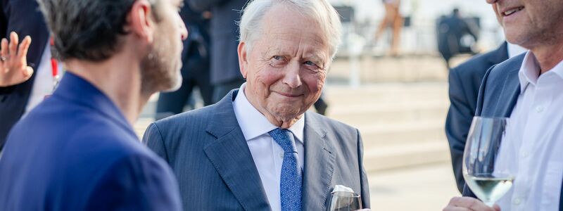 Porsche-Vorstand Detlev von Platen (rechts) steht unter Druck. (Archivbild) - Foto: Christoph Schmidt/dpa