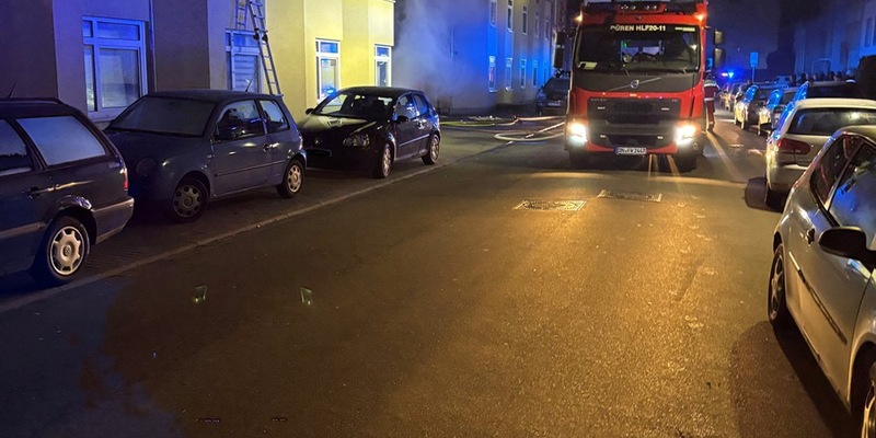 FW Düren: Brand in Hauseinfahrt - Bewohner retten sich über Leitern - Foto: presseportal.de