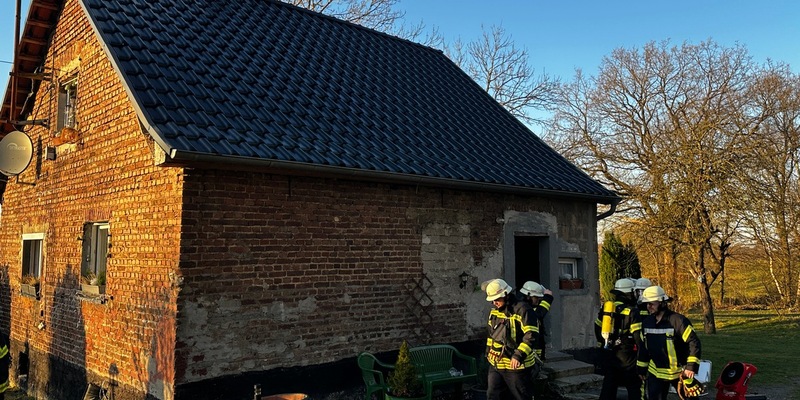 FW Hennef: B 2 Kaminbrand in Einfamilienhaus - Foto: presseportal.de