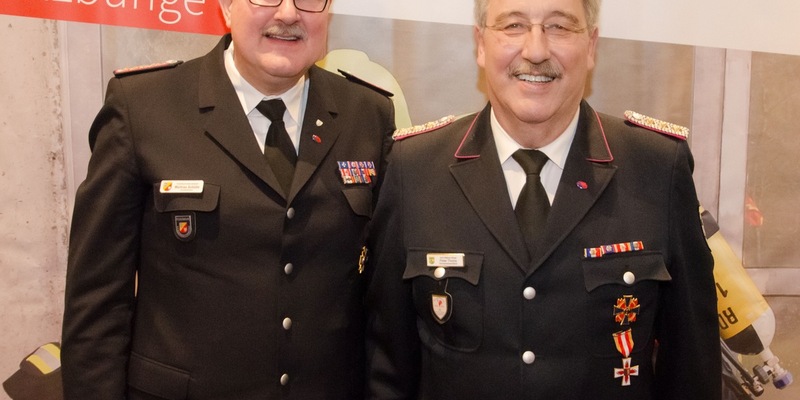 FW-RD: JHV Feuerwehr Holzbunge - Peter Thoms für 50 Jahre aktiven Dienst mit dem Brandschutzehrenzeichen in Gold ausgezeichnet. - Foto: presseportal.de
