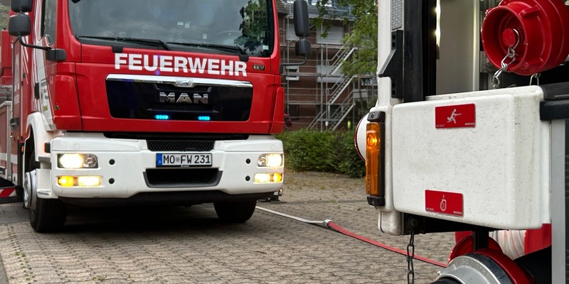 FW Moers: Brennender Traktor in Moers-Schwafheim - Foto: presseportal.de